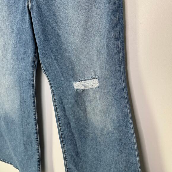 Levi's Ribcage Bell Jeans blown out knee Womens Size 33 - Picture 3 of 14